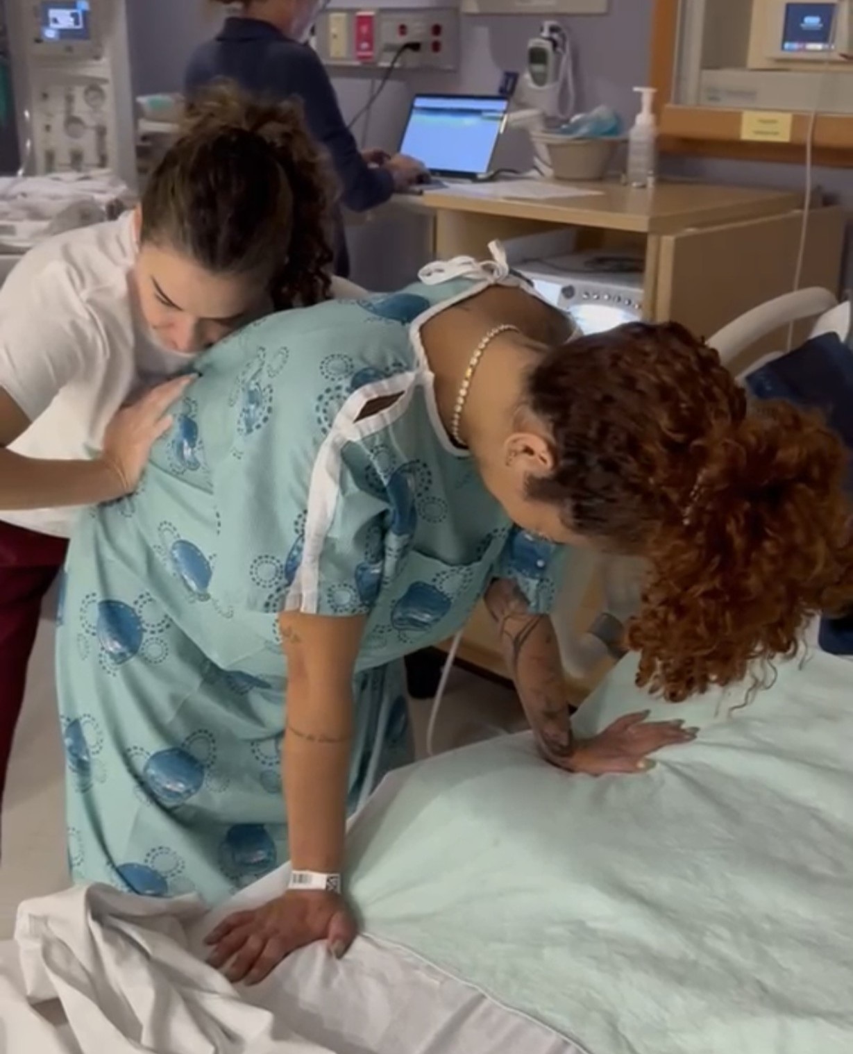 A doula providing steady physical support during labour